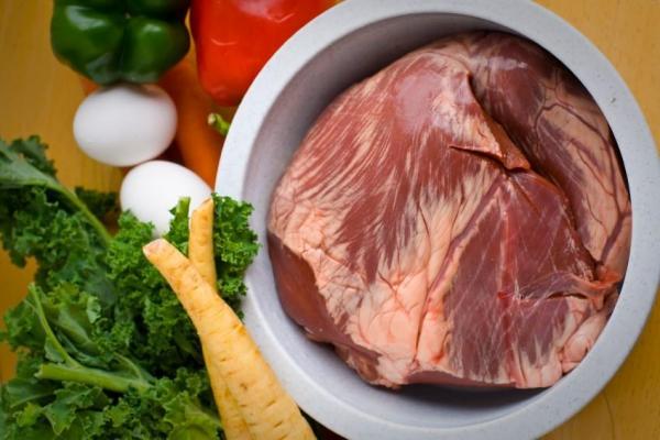 Естественная диета для собак: вы должны правильно дополнить мясо