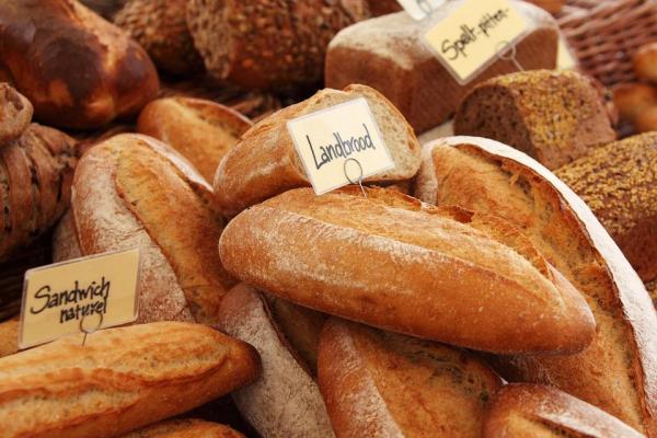 Могут ли собаки есть хлеб? - Плохо ли давать собакам хлеб?