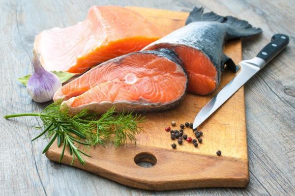 Какую человеческую пищу могут есть кошки? - Могут ли кошки есть рыбу?