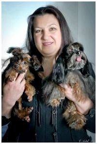 Нина Насибова с двумя собачками на руках