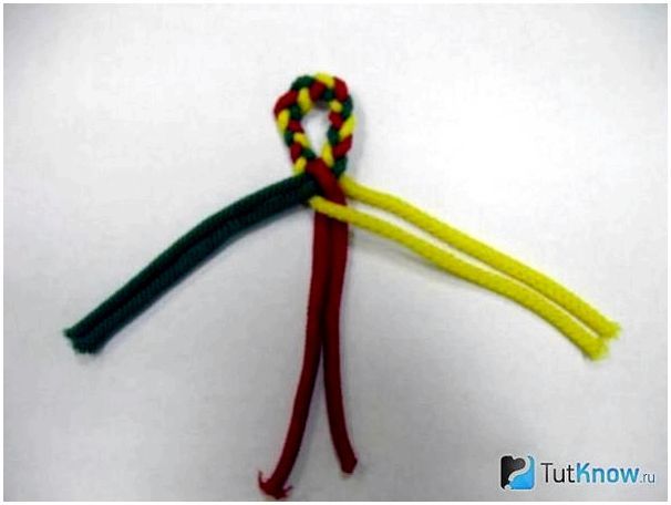 Последовательное сплетение разноцветных верёвочек