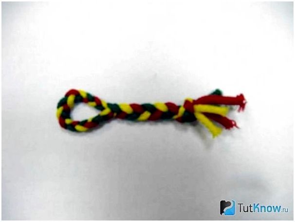 Готовая игрушка из разноцветных верёвок