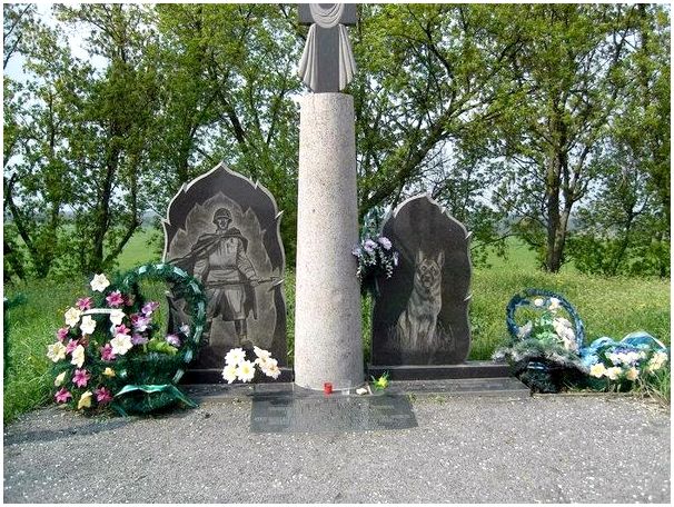 Памятник рукопашному бою людей и собак в годы Великой Отечественной войны